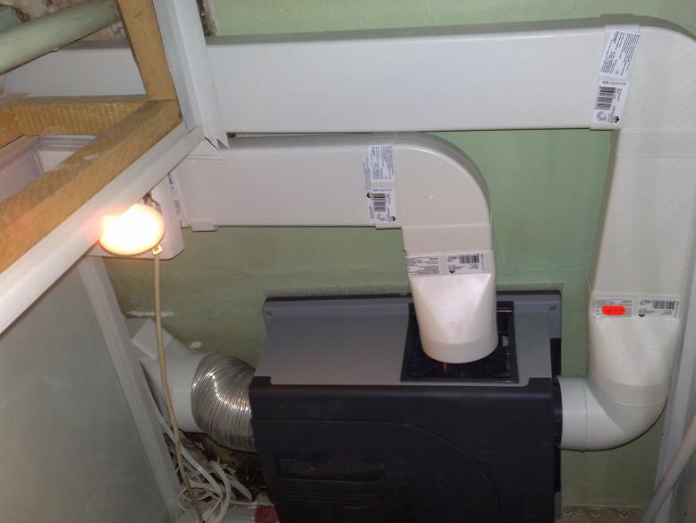 051 - вентилÑтор V4A в туалете, без гофры не обошлоÑÑŒ.JPG