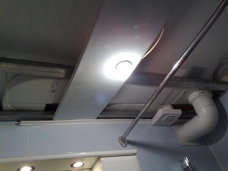 061 - воздуховоды в ванной.JPG